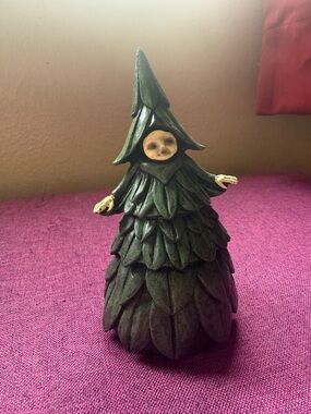 Evergreen Tree Witch Figurine with Face - Dark Green